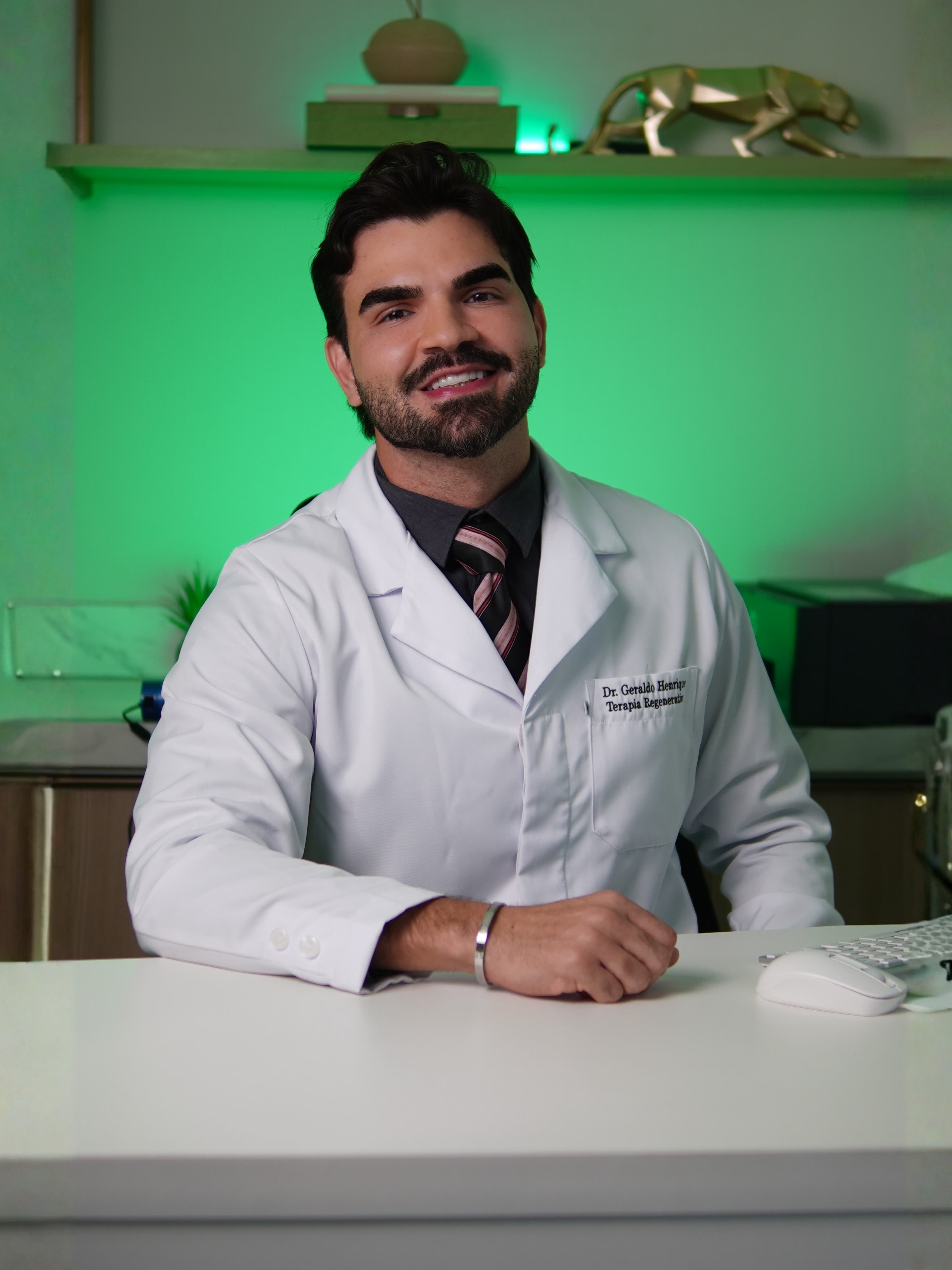 Dr. Geraldo Henrique em seu consultório de terapia regenerativa